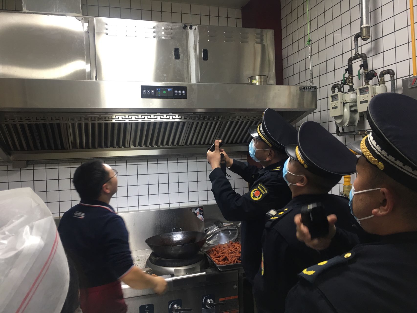 欒川縣城市管理局加大餐飲油煙執法檢查力度