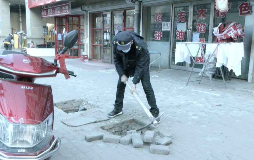 密山市城市管理綜合執法大隊開展“地排煙道”集中整治行動