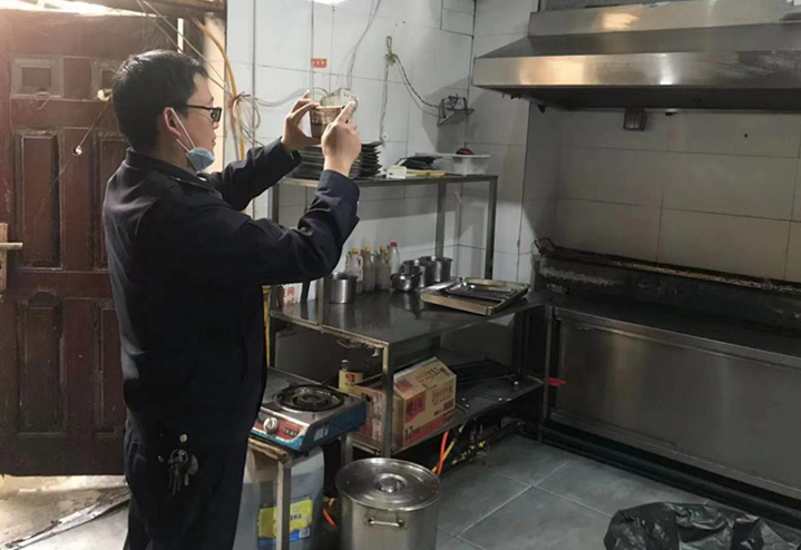 柏溪執法大隊開展餐飲油煙污染專項治理工作