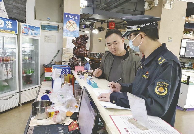 益陽市城市管理和綜合執法局直屬五大隊開展餐飲油煙專項整治行動