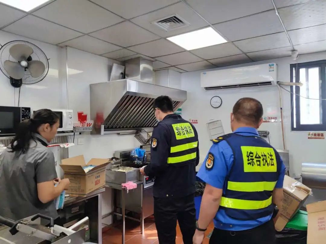 浮橋街道開展餐飲油煙污染整治行動