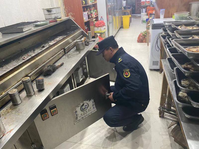 和縣城管局開展餐飲油煙、露天燒烤專項整治行動