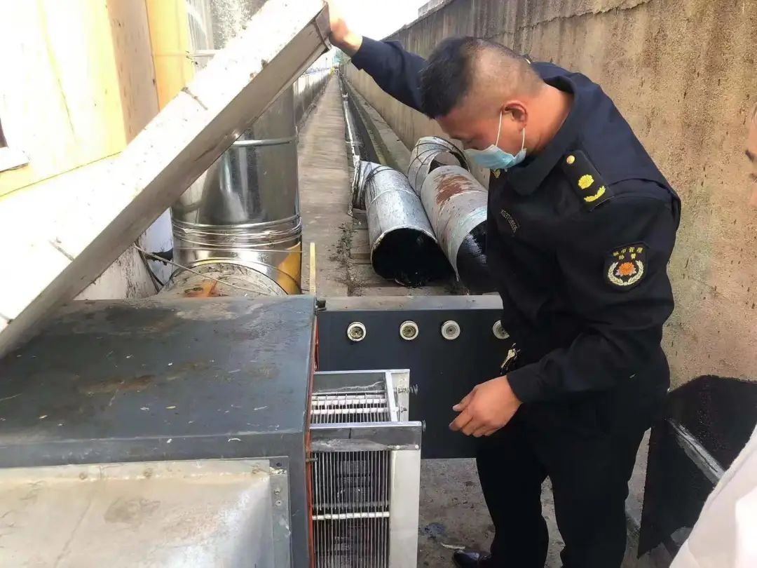 汪溝鎮城管中隊開展餐飲油煙污染治理