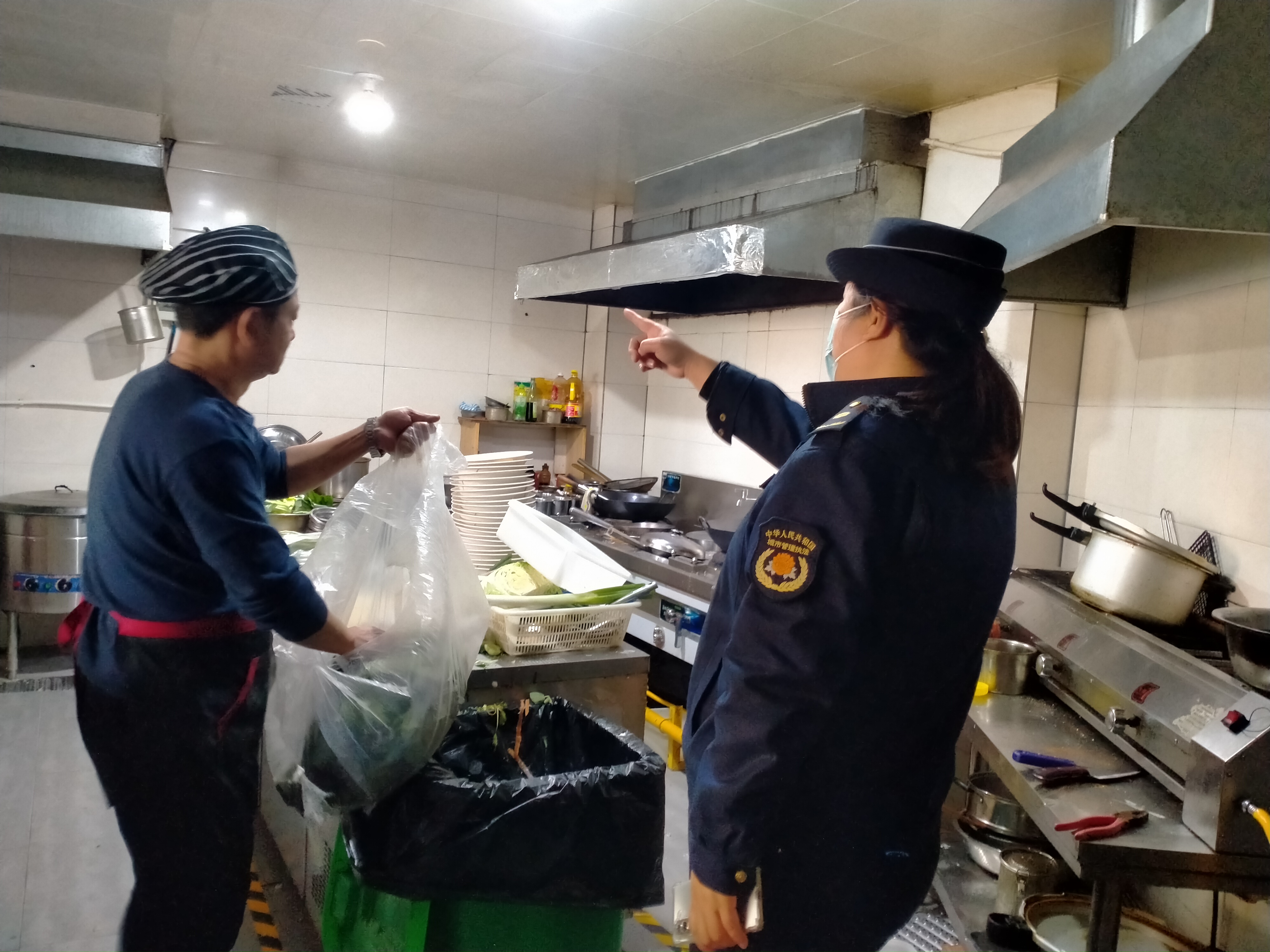 白璧鎮綜合行政執法中隊開展餐飲油煙專項整治行動