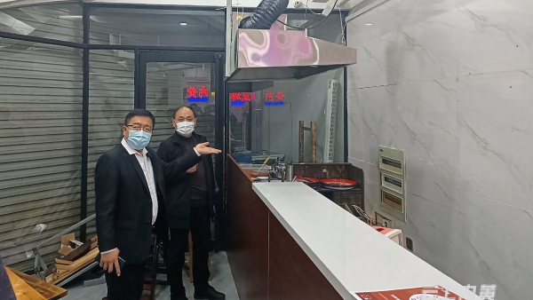 內黃縣城市管理局開展餐飲油煙專項整治行動