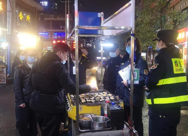 鐘山區城市綜合執法局開展餐飲業油煙污染集中整治