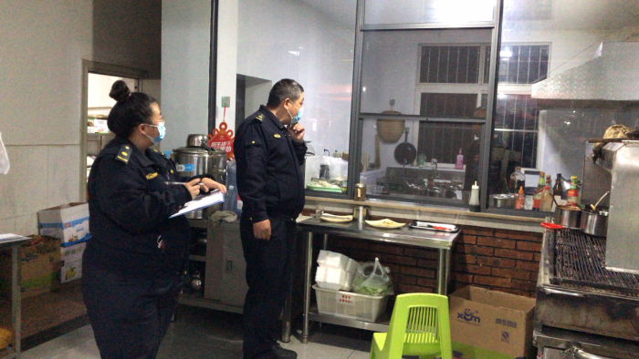 高倉中隊開展燒烤店占道經營整治行動