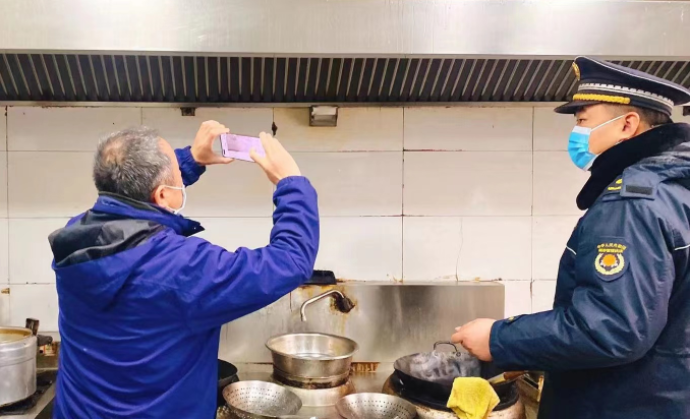 安陽高新區綜合執法大隊市容中隊開展餐飲油煙治理日查和夜查工作