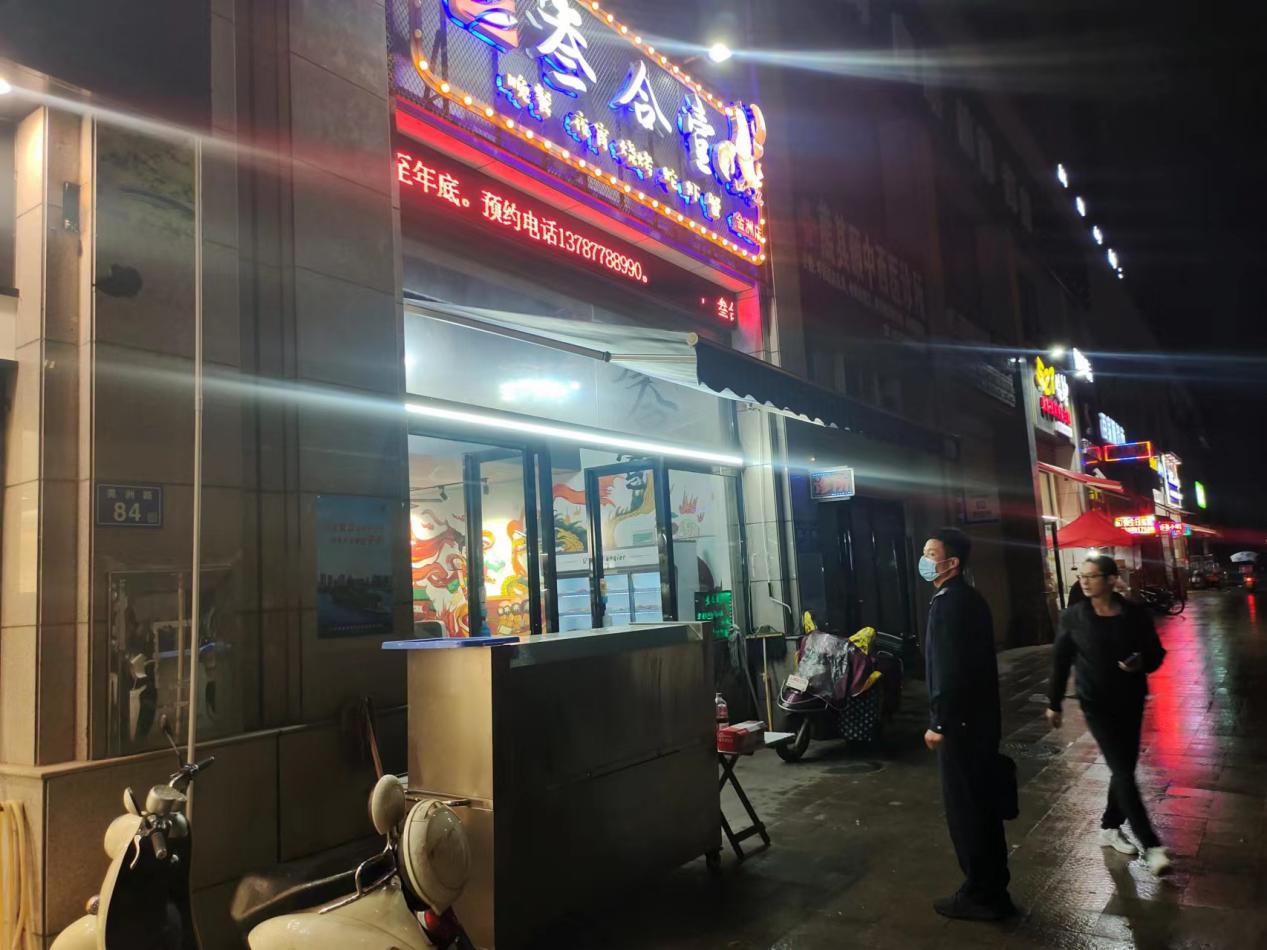 金洲鎮執法中隊開展餐飲油煙整治行動