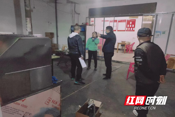 大托鋪街道聯合駐街城管執法中隊開展露天燒烤夜間整治行動