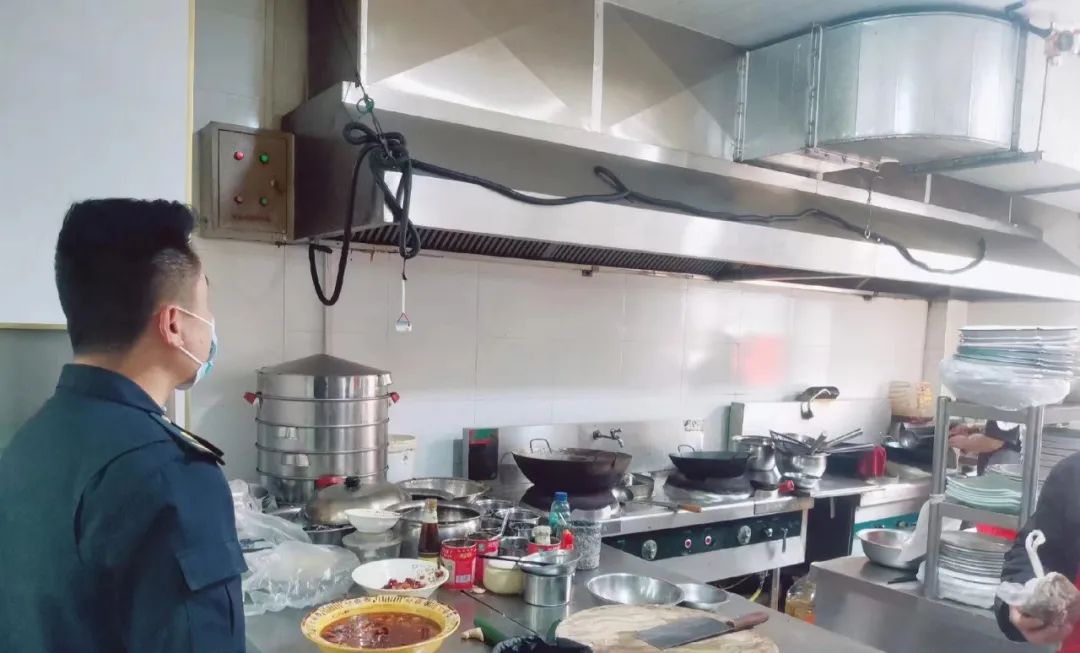 寒亭區綜合行政執法局開展餐飲油煙污染防治排查整治行動