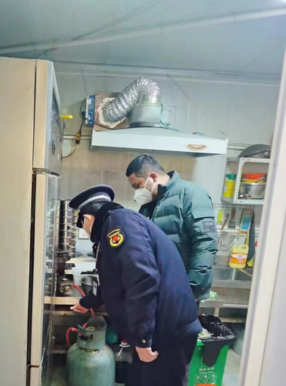 文化路執法中隊加強轄區餐飲油煙排放日常檢查和集中治理