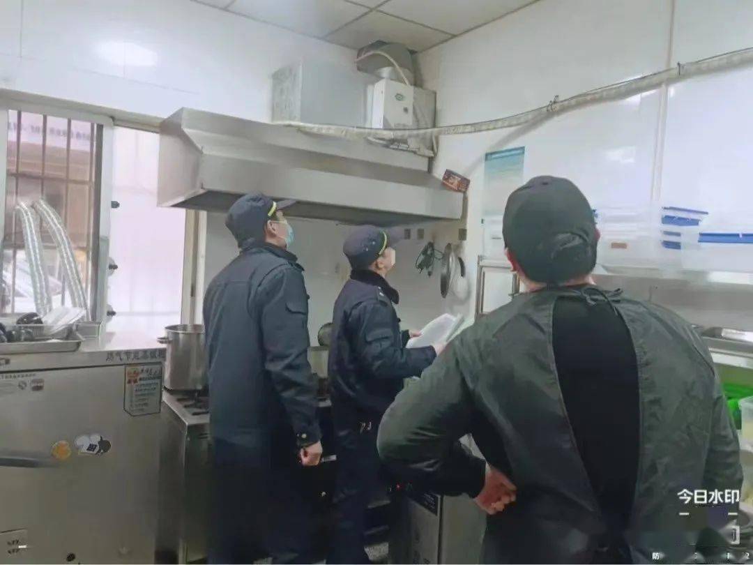 江南執法中隊開展餐飲油煙污染專項治理行動