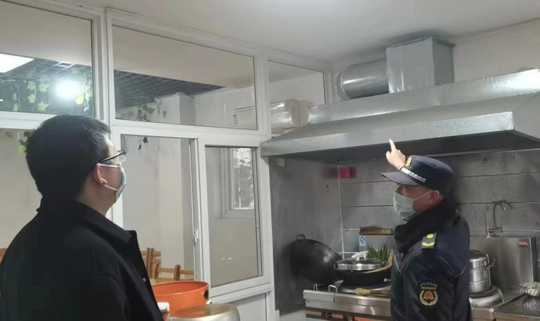 劍閣縣綜合行政執法大隊執法一中隊開展餐飲油煙專項整治活動