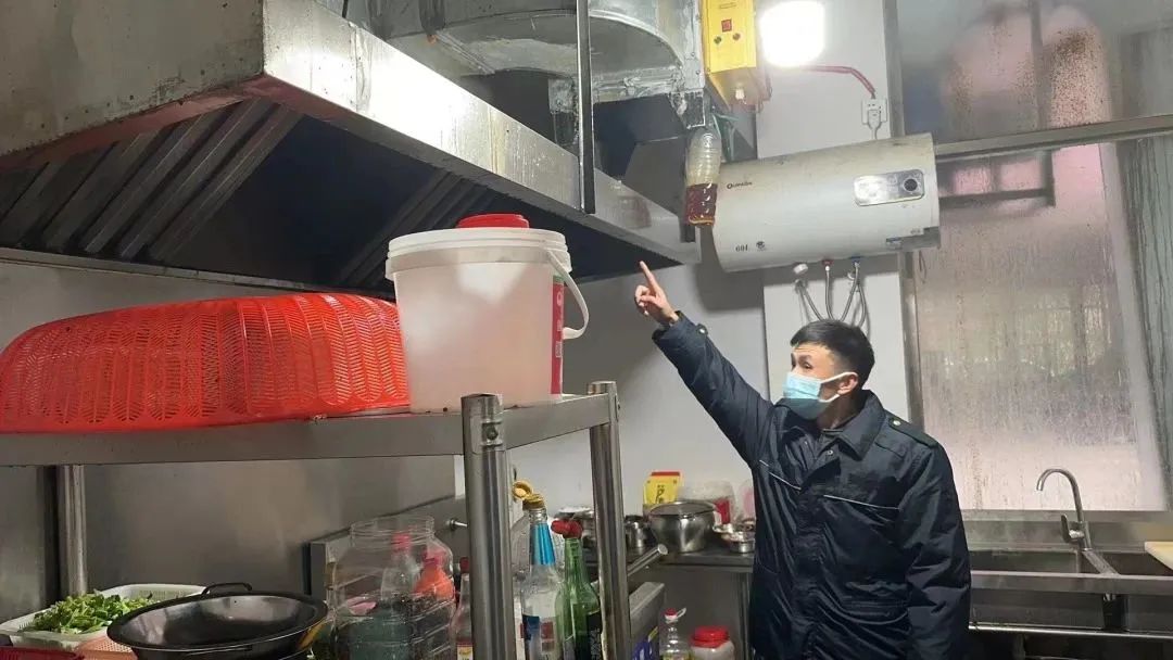 萬山區城市管理局開展餐飲油煙排查整治專項行動