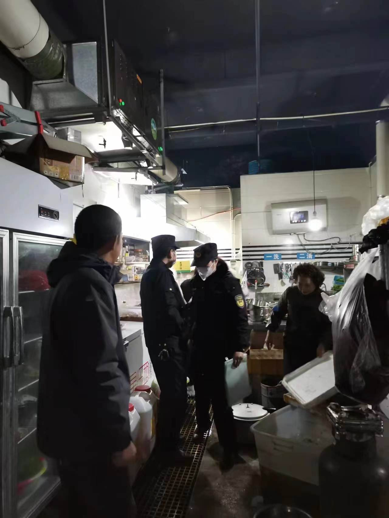 南溪區綜合行政執法局開展2023年第一次餐飲油煙專項整治行動