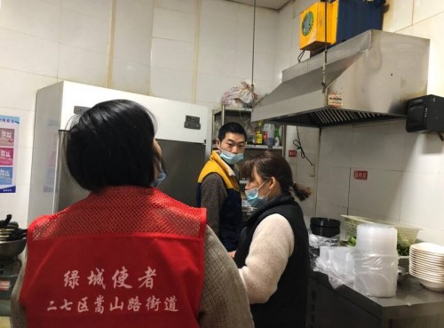 嵩山路街道星苑社區開展餐飲業油煙專項整治