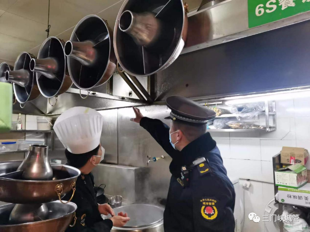 三門峽城管第三執法支隊開展餐飲油煙污染整治行動
