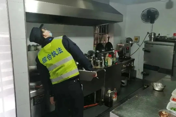 婺城區綜合行政執法局直屬三中隊開展餐飲油煙專項督查行動