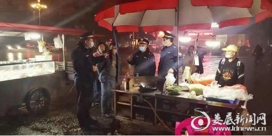 婁底市城管支隊城東大隊開展露天燒烤整治