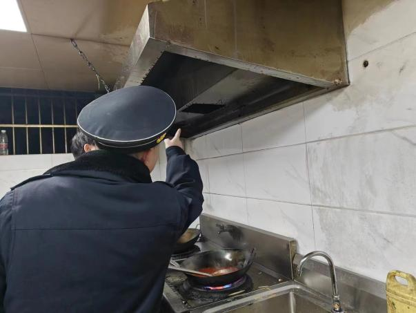 青山湖高新園區執法中隊開展餐飲油煙專項整治行動