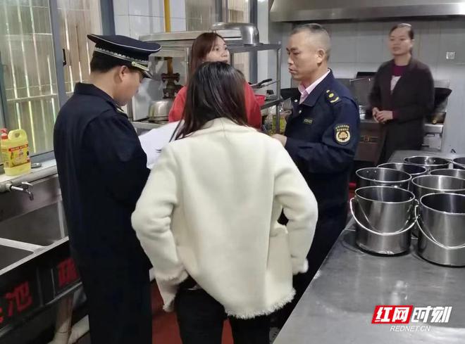 紫鳳社區開展轄區單位油煙凈化器的清洗情況和臺賬記錄情況檢查