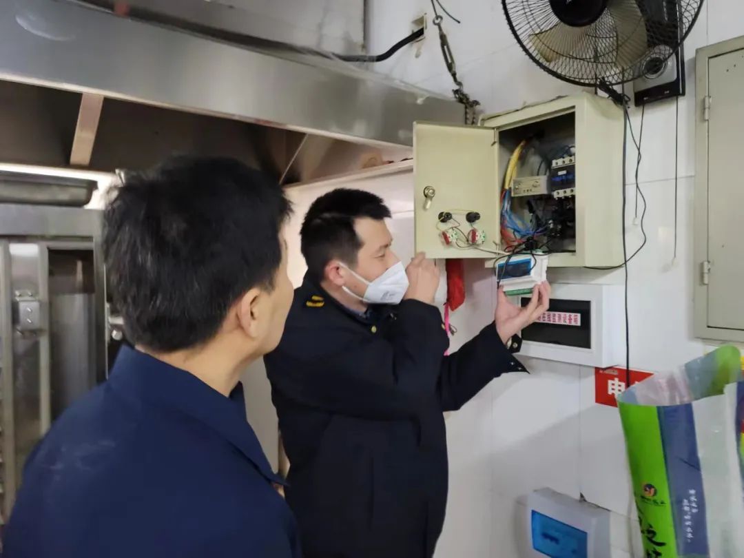 東城街道城管執法大隊開展油煙污染整治工作