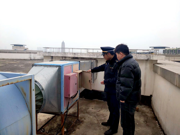 涇河新城綜合行政執法支隊開展餐飲油煙專項整治工作