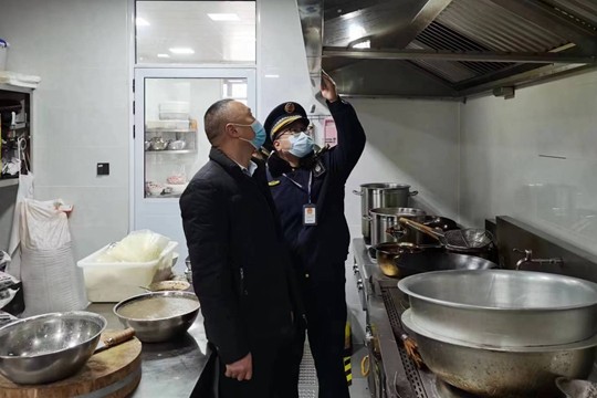 北林路執法中隊三舉措開展餐飲油煙污染整治