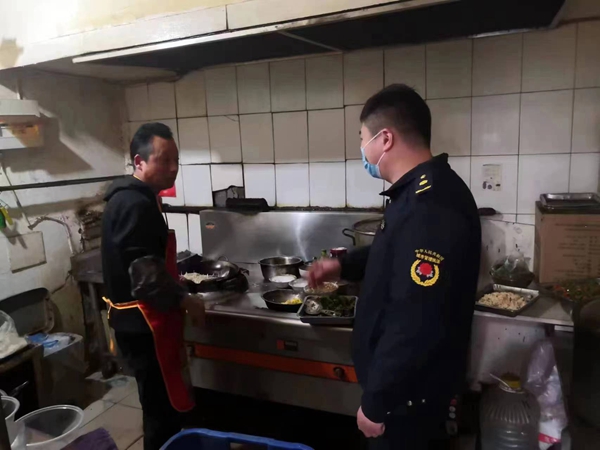 漯河市源匯城管多措并舉開展餐飲油煙治理工作