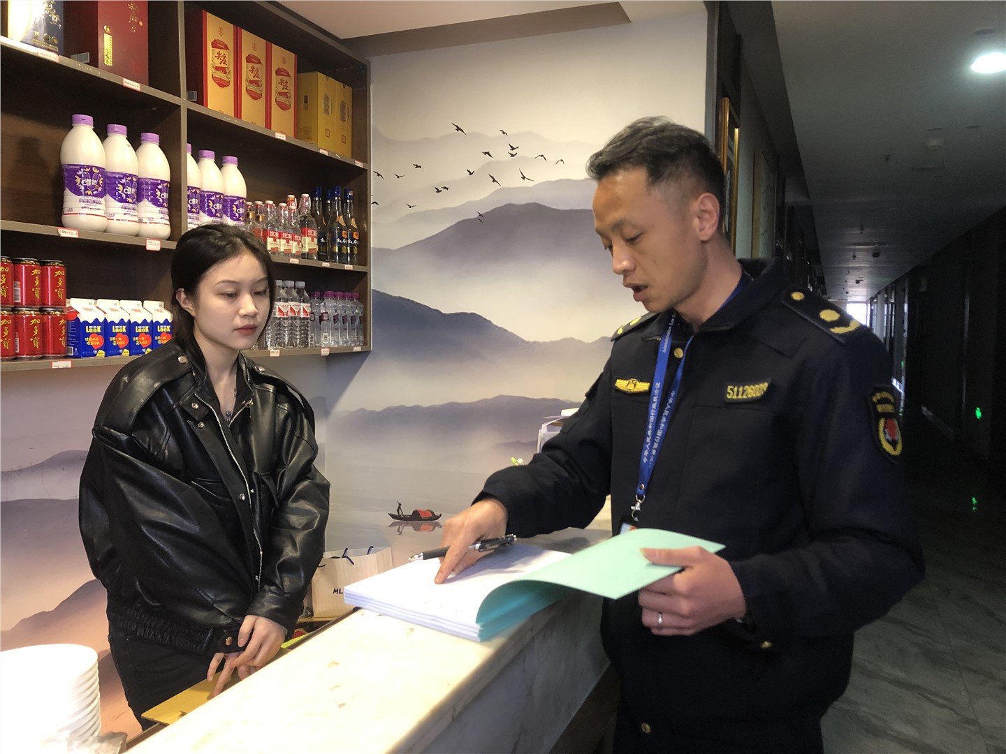 筠連縣綜合執法局開展縣城區餐飲油煙專項整治行動