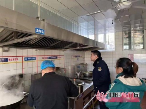 銀雀山街道城管中隊開展餐飲油煙專項整治工作