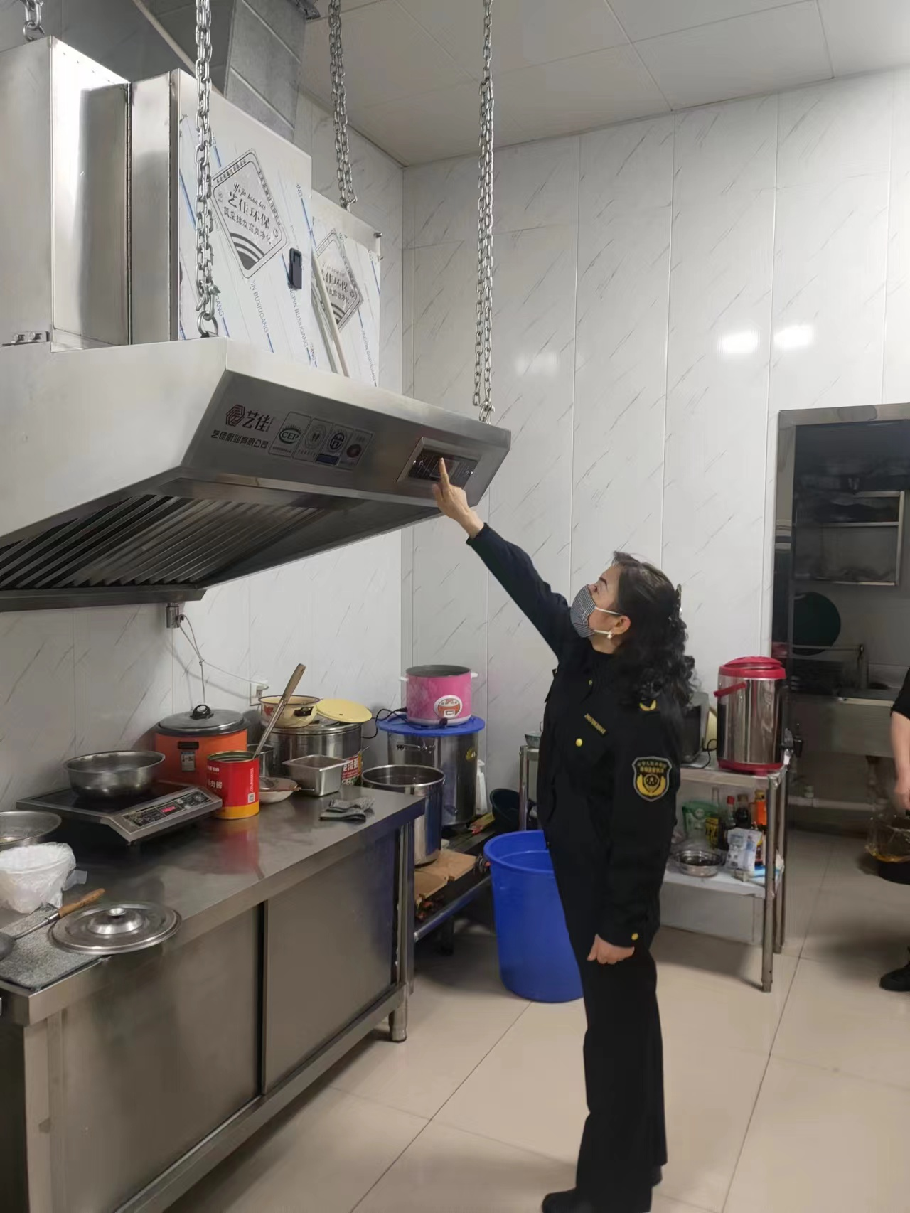 山丹縣市場監督管理局開展轄區內餐飲油煙污染專項整治行動