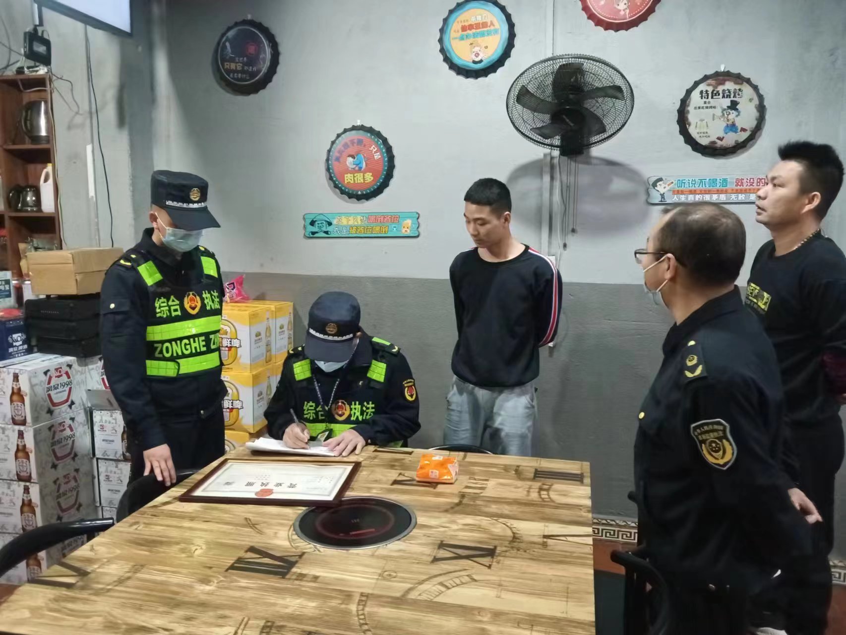 大新縣城鄉綜合執法管理局開展燒烤攤點油煙巡查管控行動