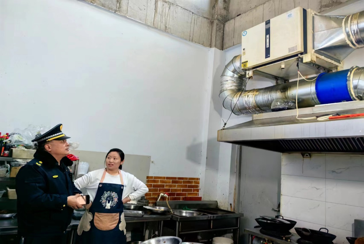 河東區綜合行政執法局執法大隊城區二中隊開展轄區油煙集中治理