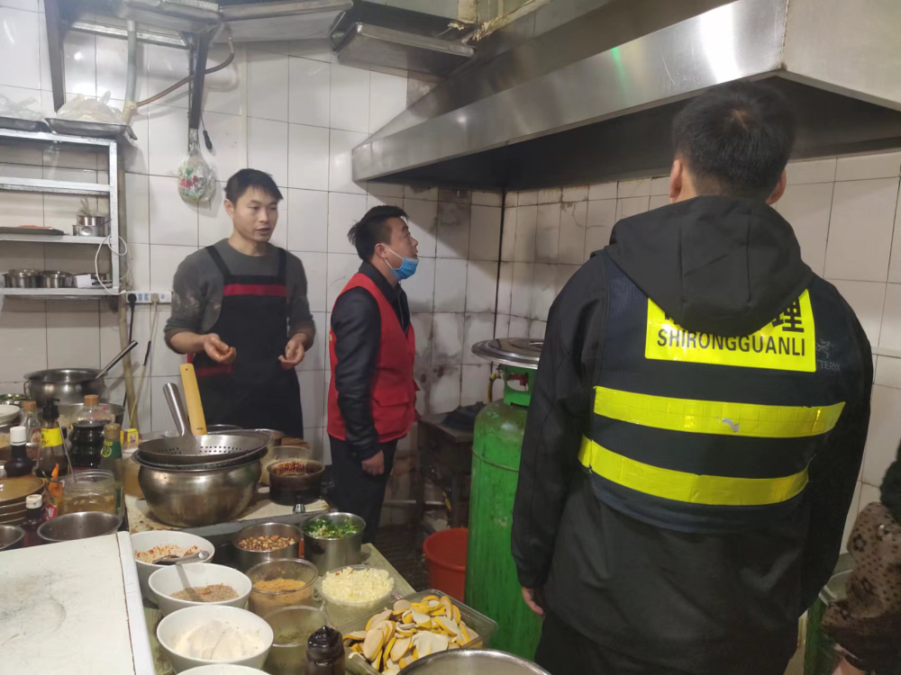 管城區東大街街道開展餐飲油煙污染專項整治工作