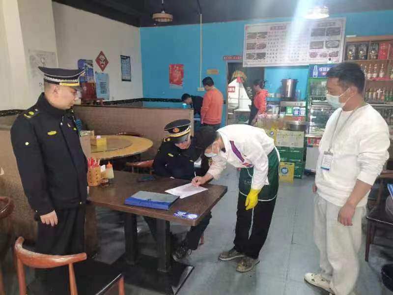 龍源路中隊開展轄區各餐飲單位專項檢查