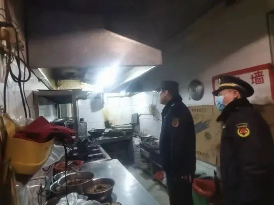 滕州直屬中隊開展城區餐飲油煙專項整治行動
