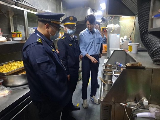 北林路執法中隊整治市容環境和大氣污染