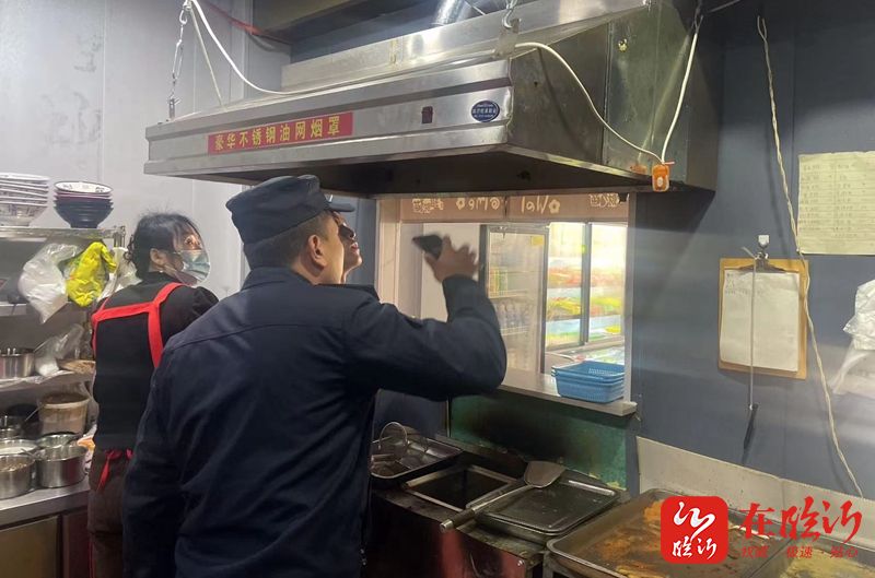 棗園鎮城管中隊開展餐飲油煙專項整治行動