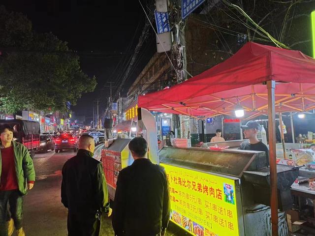 撈刀河街道開展餐飲油煙夜間巡查整治行動