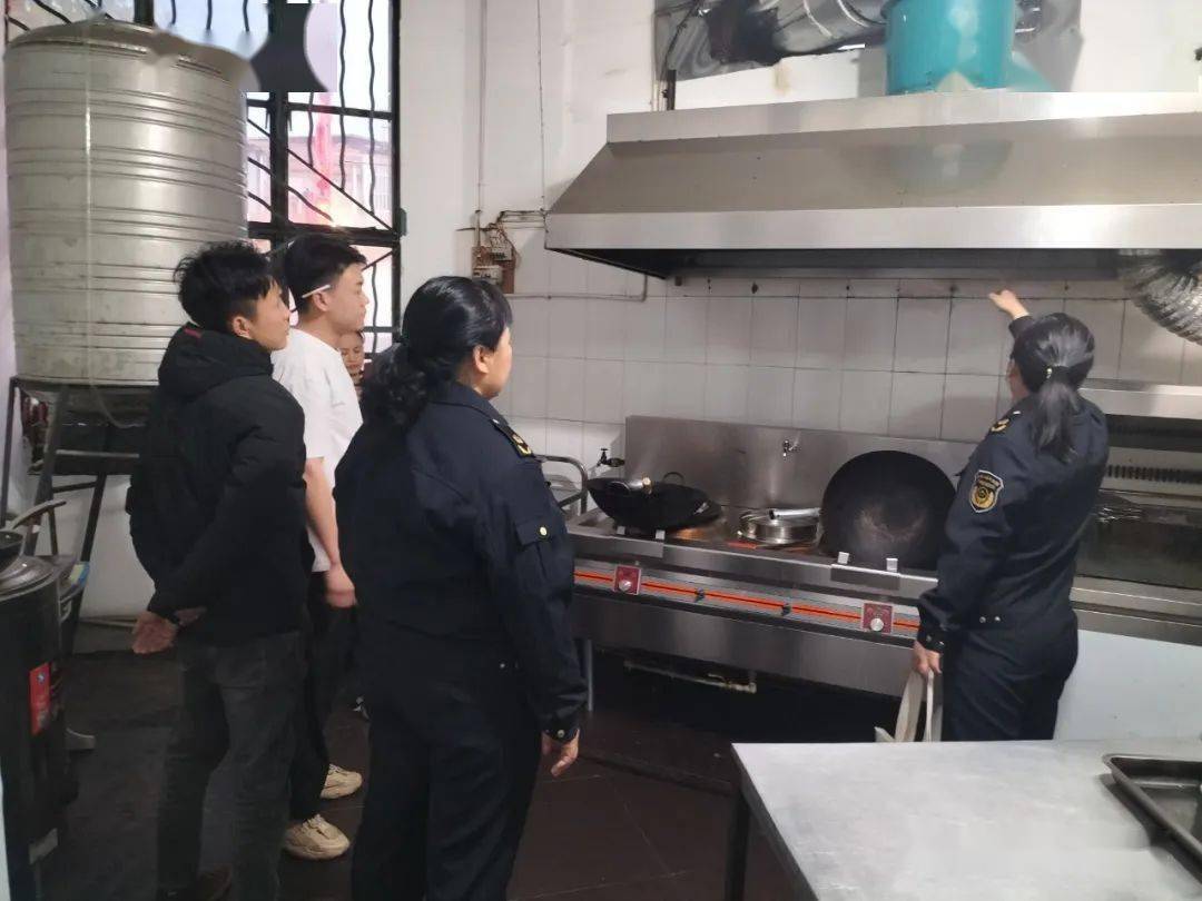 遮島鎮多部門聯合開展餐飲油煙專項排查整治行動