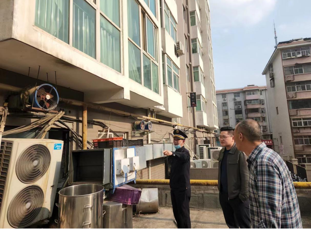 大石橋街道辦事處開展轄區內餐飲業油煙污染問題執法檢查