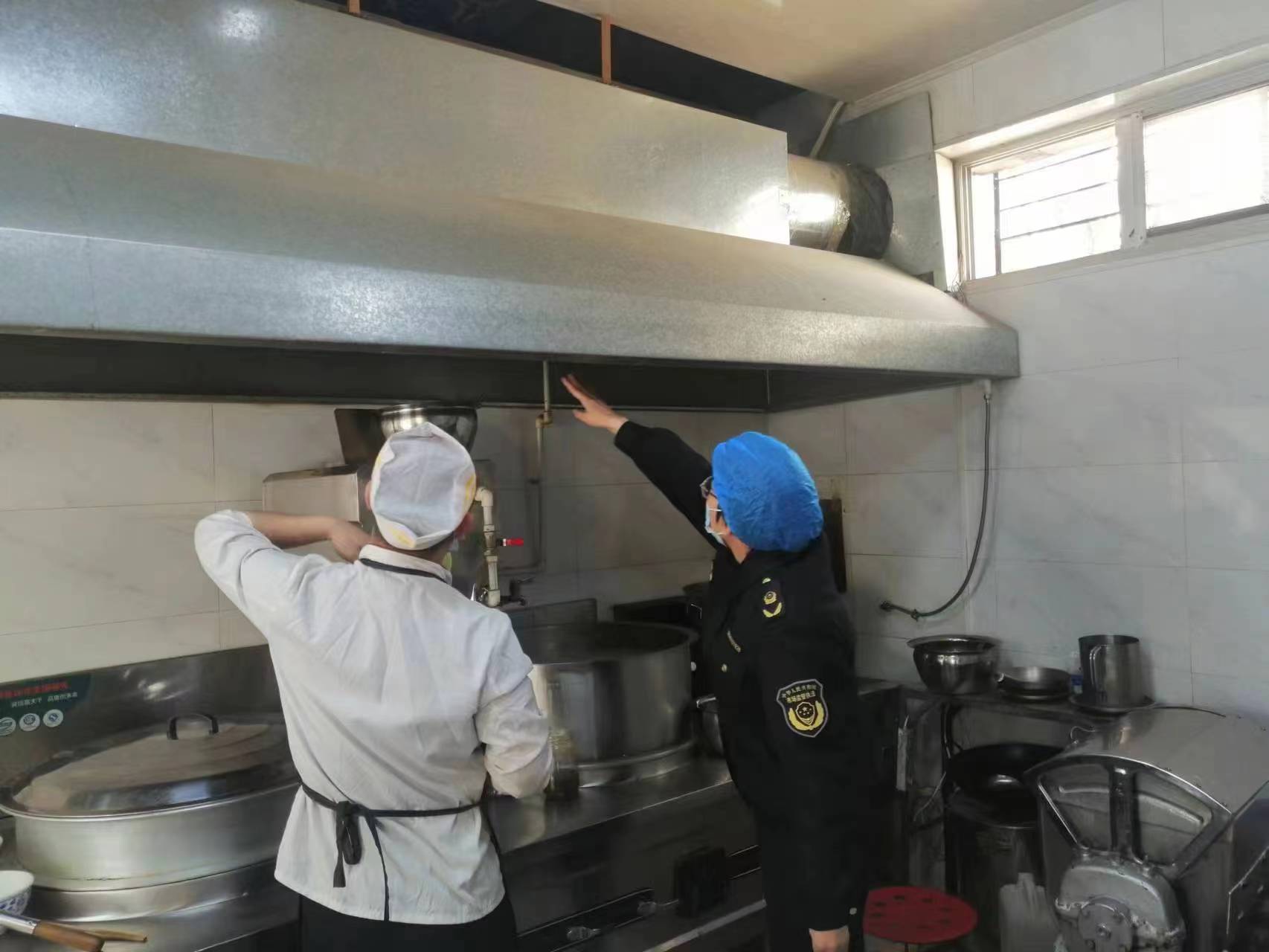 武川鄉市場監管所開展餐飲場所油煙治理專項整治行動