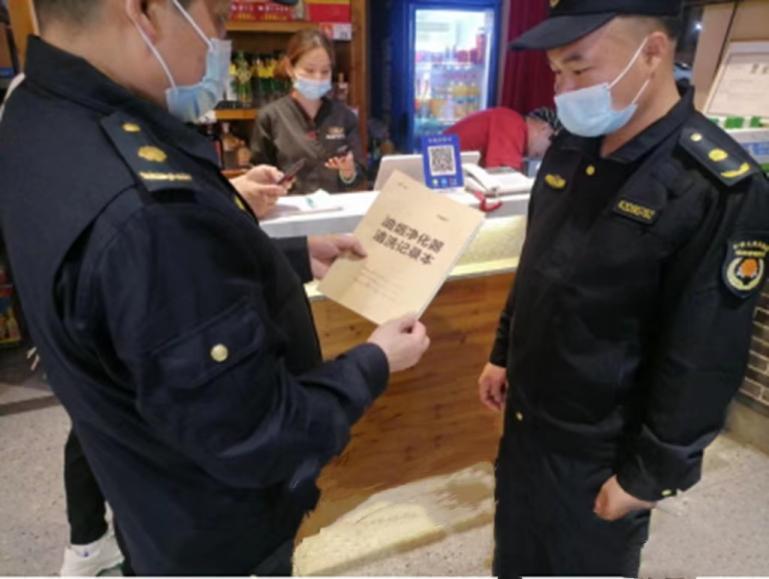 書院城市管理綜合執法中隊開展轄區餐飲門店油煙凈化情況巡查整治