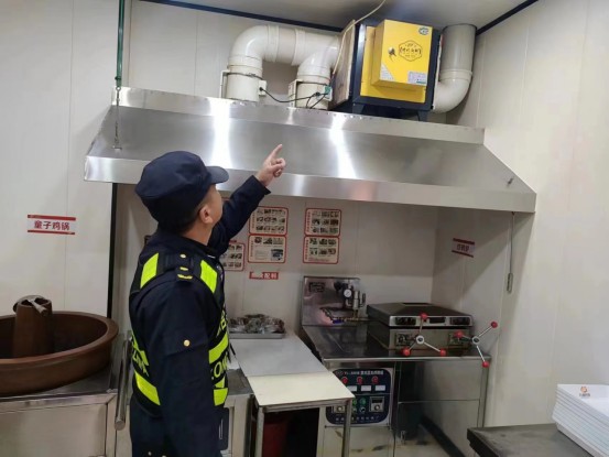 仇樓鎮執法中隊開展油煙凈化器安裝和清洗情況專項檢查