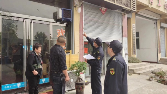 東沙河執法中隊開展餐飲油煙專項整治行動