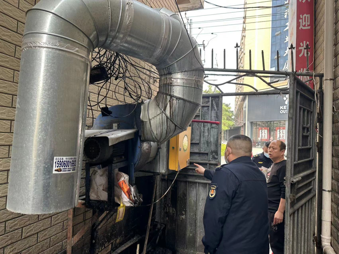 新塘街道綜合執法隊開展餐飲油煙治理行動