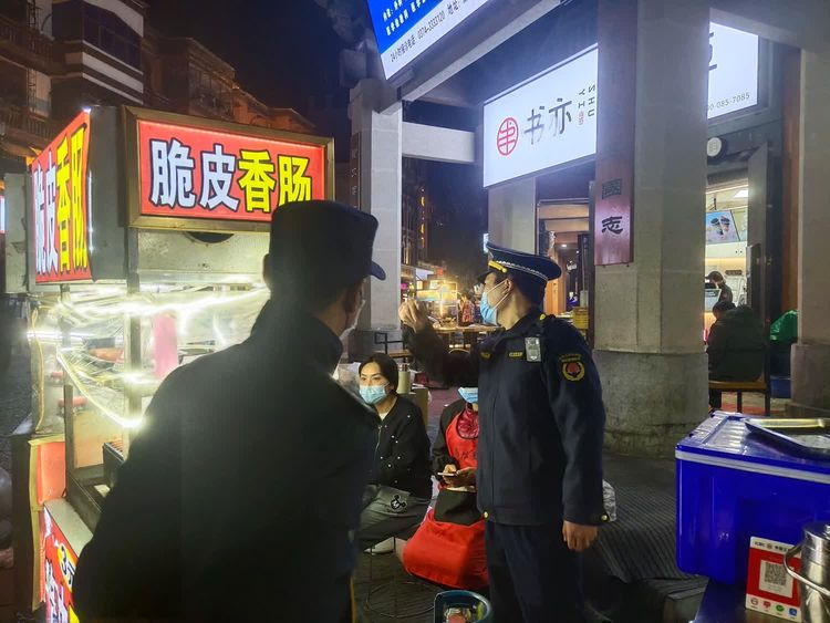 魏都區城市管理綜合執法大隊開展油煙燒烤排查