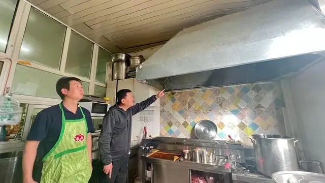 雙擁社區開展轄區內餐飲店油煙專項排查整治行動